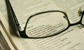 Bibel und Brille